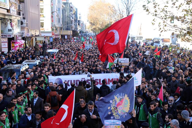 On binler Kudüs için meydanlarda!