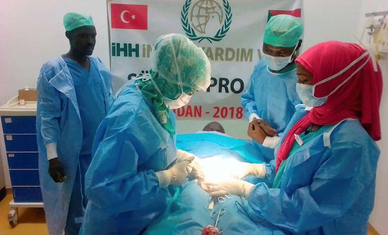 Sudanlı çocuklar sünnet ettirildi