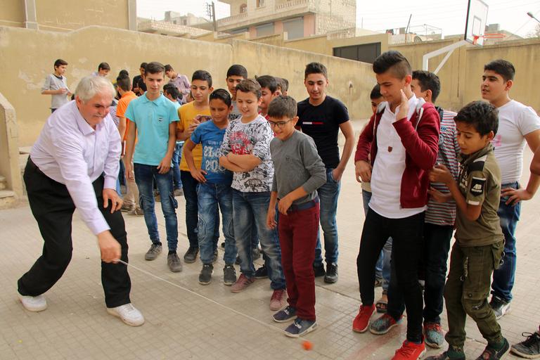 Köyünden 15 yıl sonra Afrinli çocuklar için çıktı