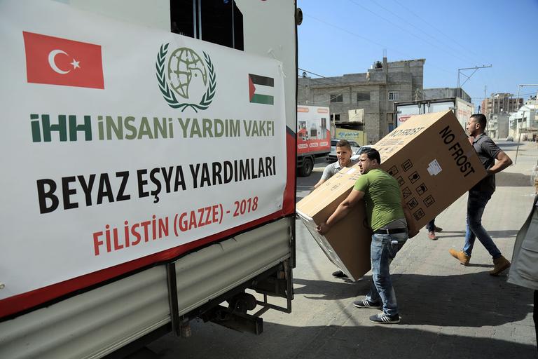 Gazzeli ailelere beyaz eşya yardımı
