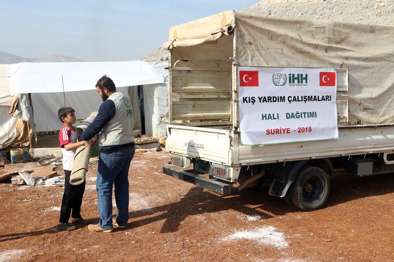 İdlibli’lere halı ve yatak yardımı