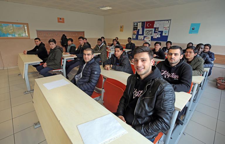 Burslarından artırıp bir yetime hami oldular