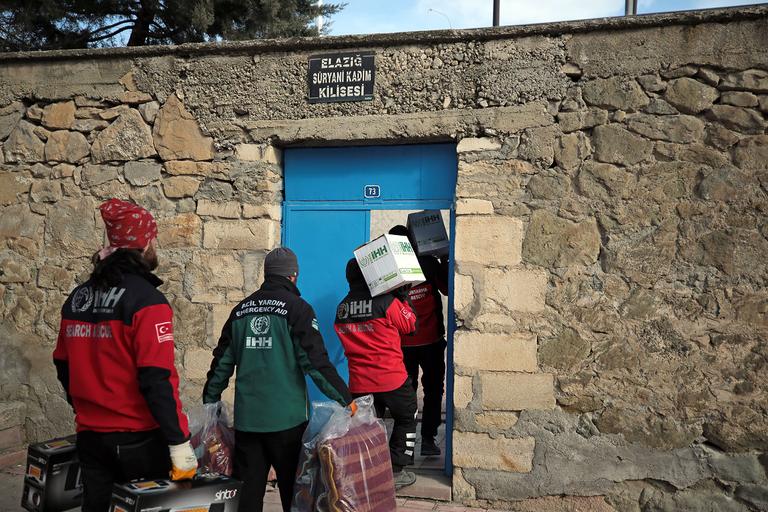 Depremden etkilenen Süryani kilisesine yardım
