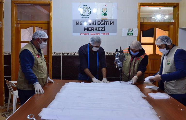 Syrians manufacture masks in gratitude to Turkey
