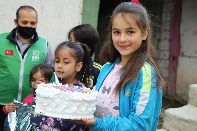 Yetim çocuklara pasta sürprizi