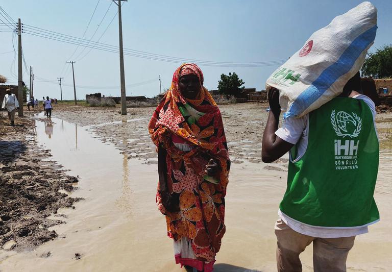 مساعدات لمنكوبي فيضانات السودان
