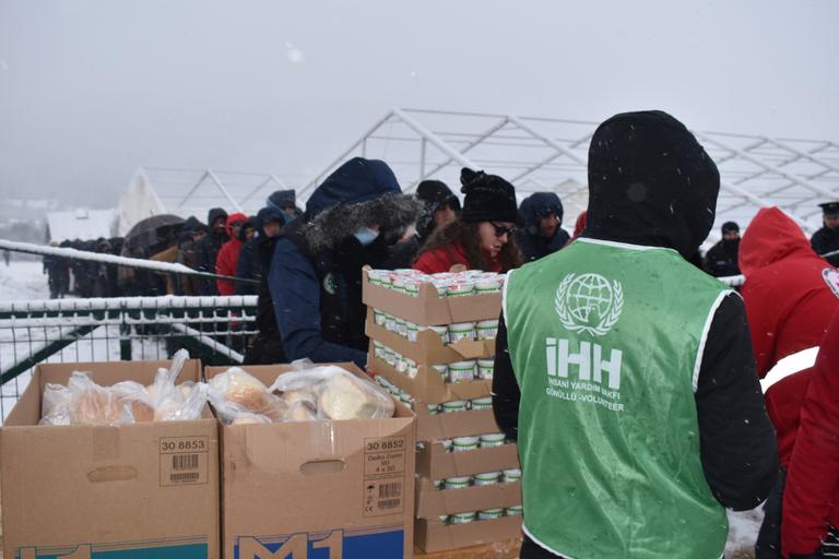 مواد غذائية سلمتها IHH للمهاجرين في البوسنة والهرسك