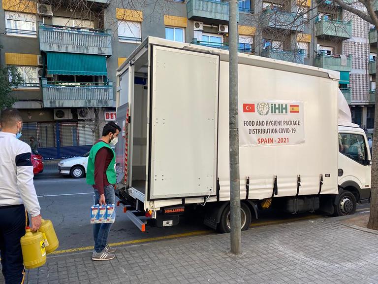 Food and hygiene packet aid for the homeless