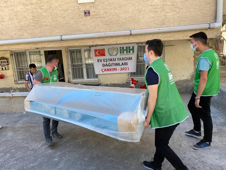 İhtiyaç sahiplerine ev eşyası yardımı