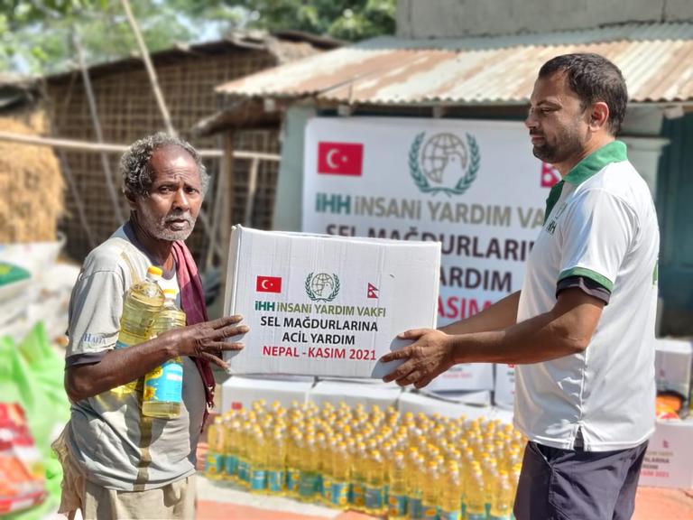 Türkiye’den Nepal sel mağdurlarına yardım