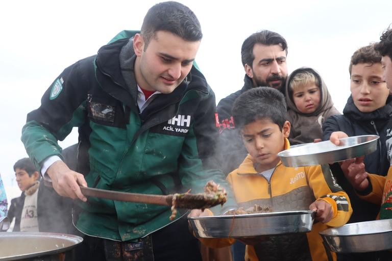CZN Burak, çocuklar için yemek yaptı