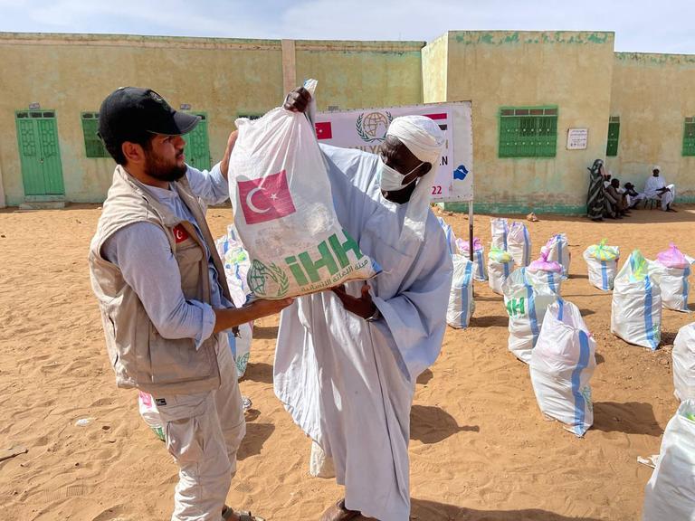Çatışmaların yaşandığı Batı Darfur’a yardım