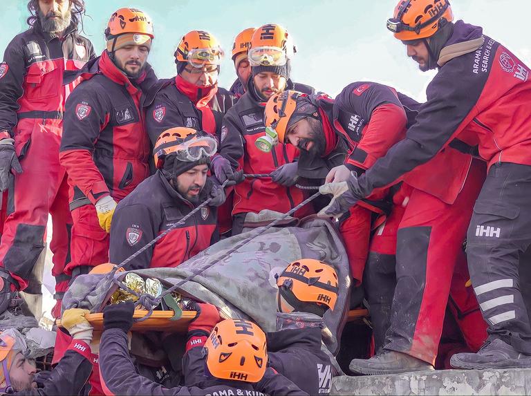 İHH ekipleri 265 kişiyi enkazdan çıkardı