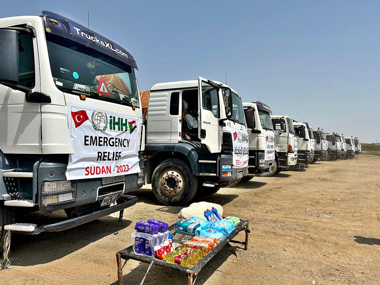 Sudan’a gönderilen 15 konteynerlik yardım malzemesi ülkeye ulaştı