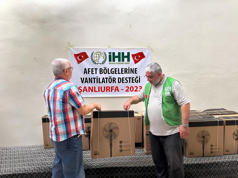 İHH deprem bölgelerinde 2 bin 750 adet vantilatör dağıttı