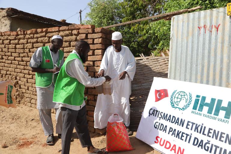 İHH’dan Sudanlı savaş mağdurlarına gıda desteği