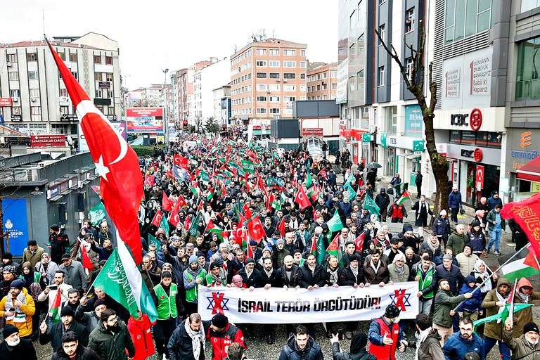 On binler Ümraniye'de şehitlerimiz ve Filistin için yürüdü