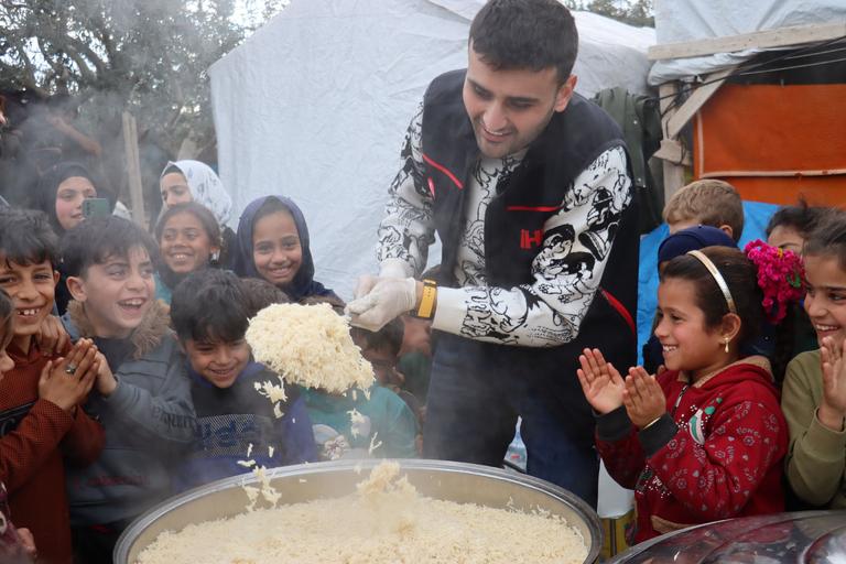CZN Burak savaş mağduru çocuklar için yemek yaptı