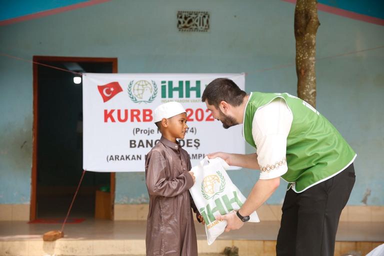 وزعت هيئة الإغاثة الإنسانية IHH لحوم الأضاحي على المحتاجين في 66 دولة