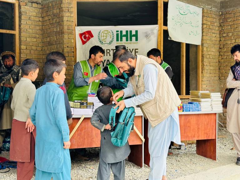 IHH provides stationery sets for 5 thousand students in Afghanistan