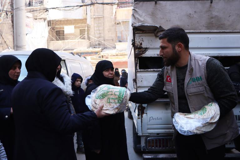 IHH distributes bread to the people of Aleppo