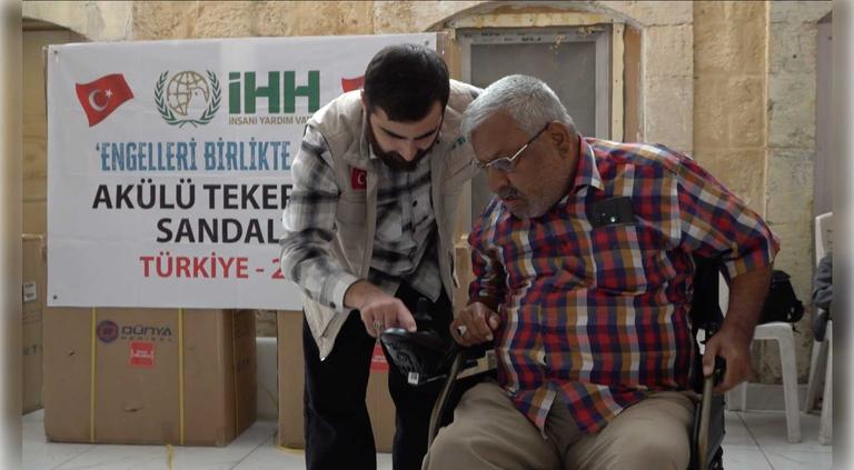 قامت هيئة الإغاثة الإنسانية İHH بتوزيع 60 كرسيًا متحركًا كهربائيًا