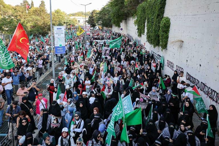 İstanbul’da on binler Gazze’ye destek için ABD Konsolosluğuna yürüdü