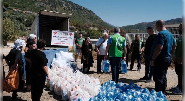 قامة هيئة الإغاثة الإنسانية IHH بايصال المساعدات لمتعغغي الحرائق في ألبانيا