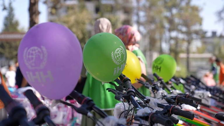 İHH’dan deprem bölgelerinde 1000 çocuğa bisiklet hediyesi