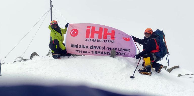 تسلق تاريخي إلى قمة ابن سينا: فريق (İHH) للبحث والإنقاذ في القمة