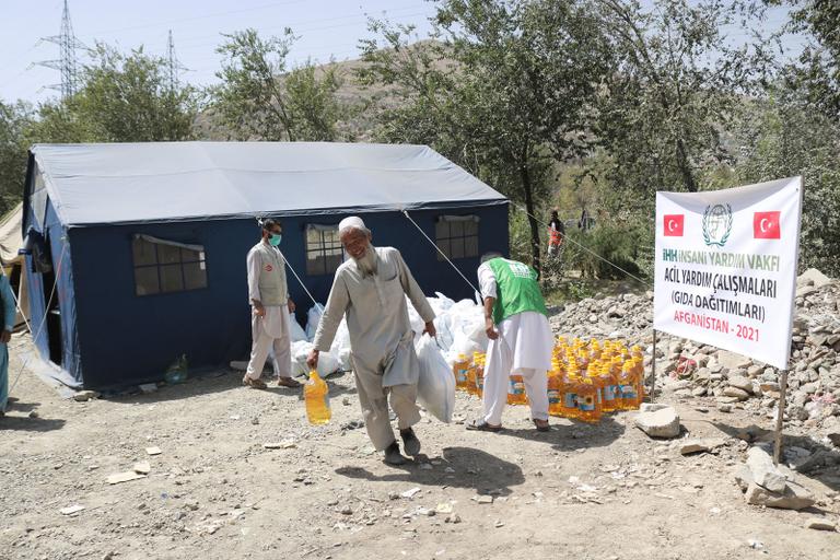 مساعدات أفغانستان تصل إلى 8 آلاف شخص