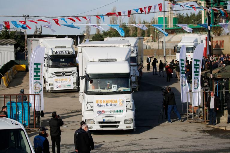 120 شاحنة مساعدات إنسانية في طريقها إلى سوريا