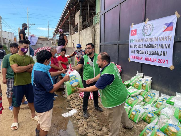 Tayfundan etkilenen Filipinlilere yardım
