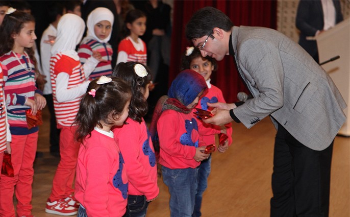 Üniversite öğrencileriyle yetim gecesi