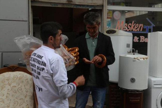 simit-satarak-kazandigi-70-lirayi-gazze-icin-b.jpg