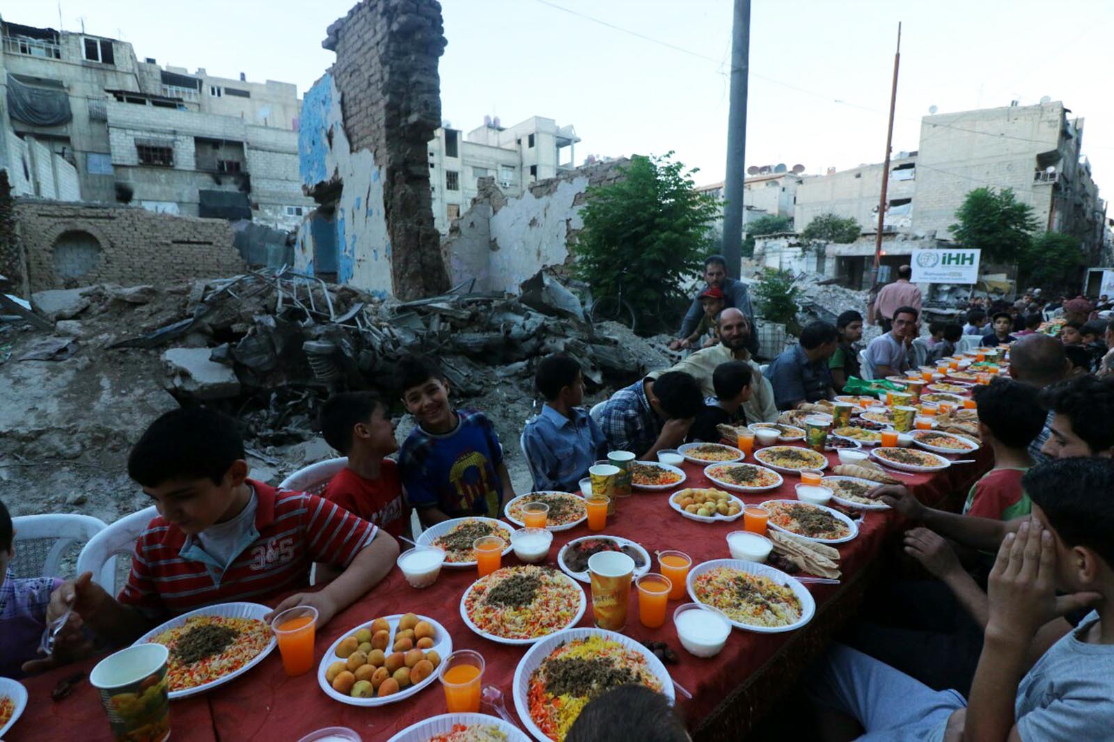 suriye-dogu-guta-iftar-yemegi.jpg