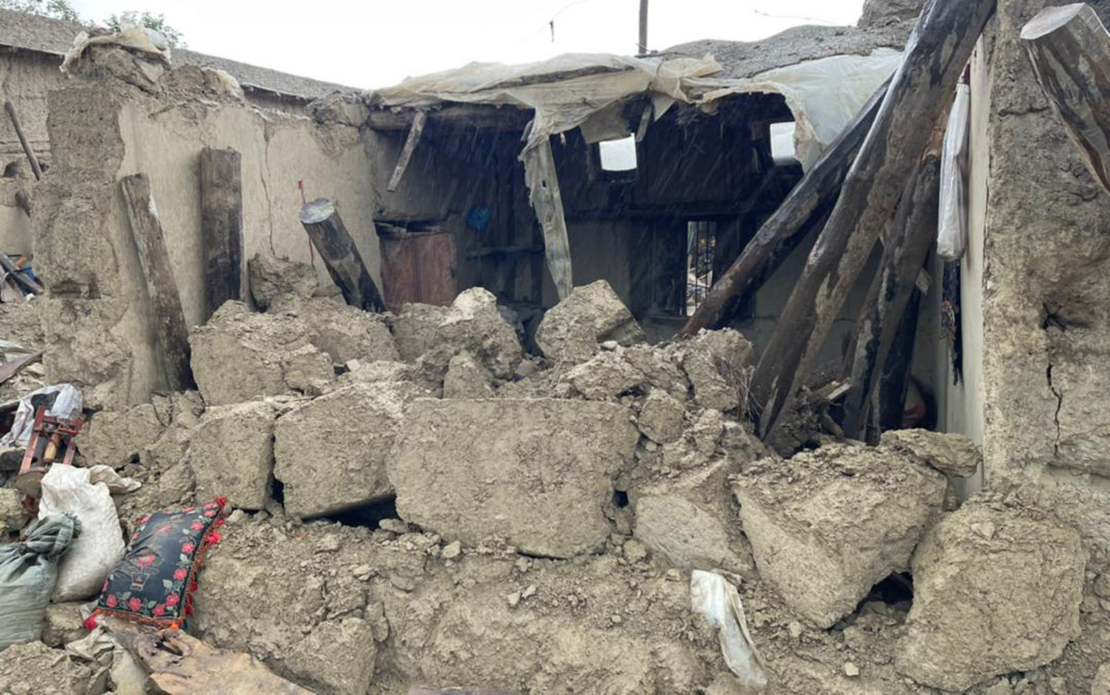 deprem-sonrasi-afganistana-acil-yardim-3.jpg