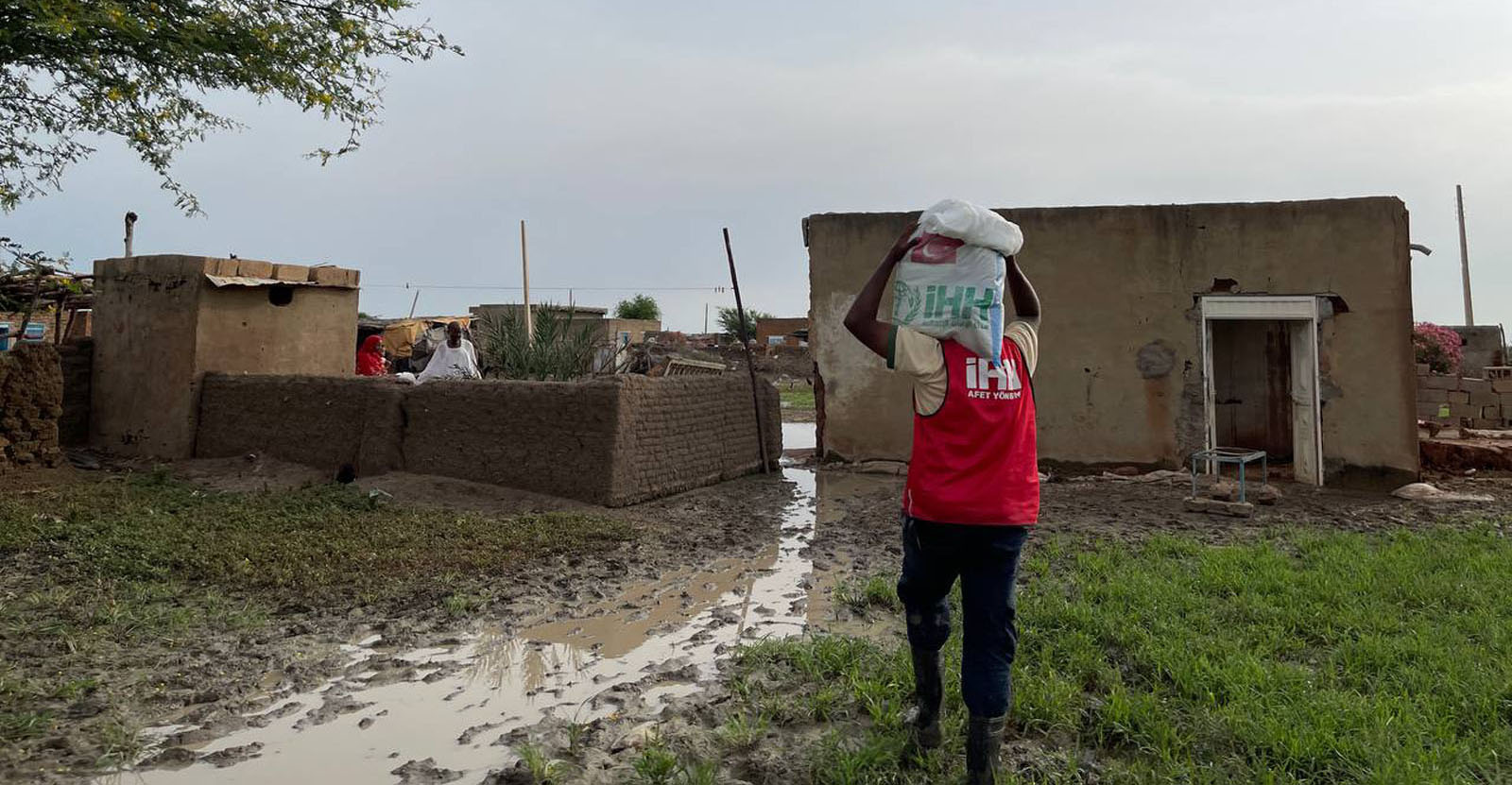 مساعدات للأسر المتضررة من السيول في السودان