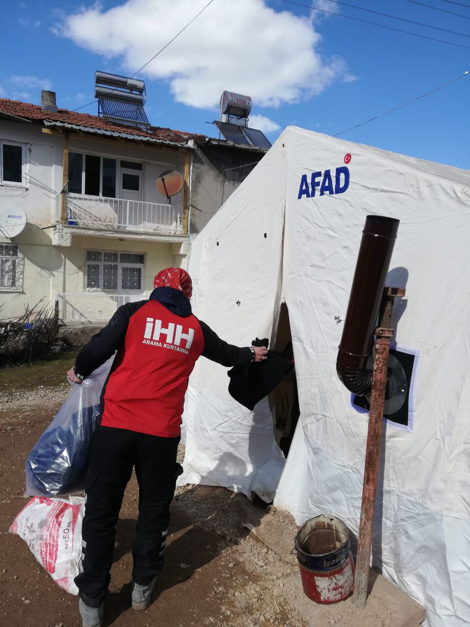 IHH is at the earthquake zone with a 5,852 person team