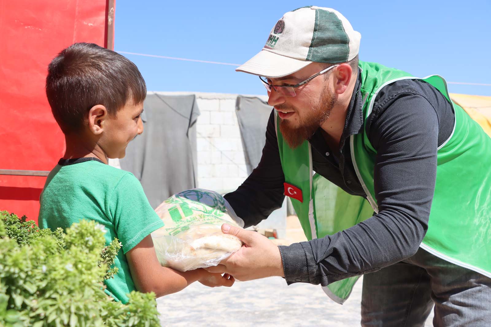 Suriye’deki kamplara ekmek ve sıcak yemek yardımı