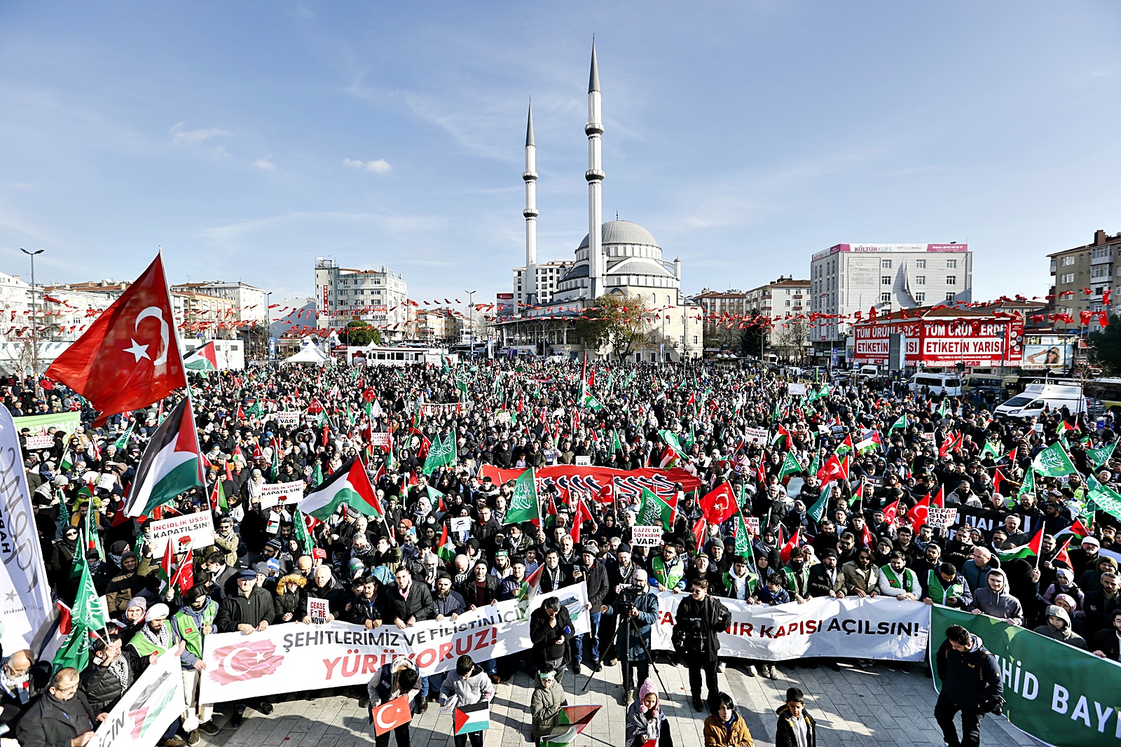 Bağcılar’da on binlerin katılımıyla şehitlerimiz ve Filistin için yürüyüş