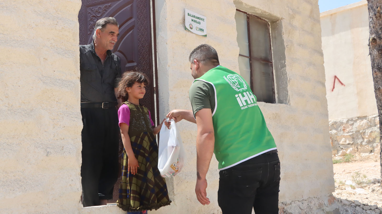 The IHH Humanitarian Relief Foundation provided assistance to 570,000 people in Syria in 2023.