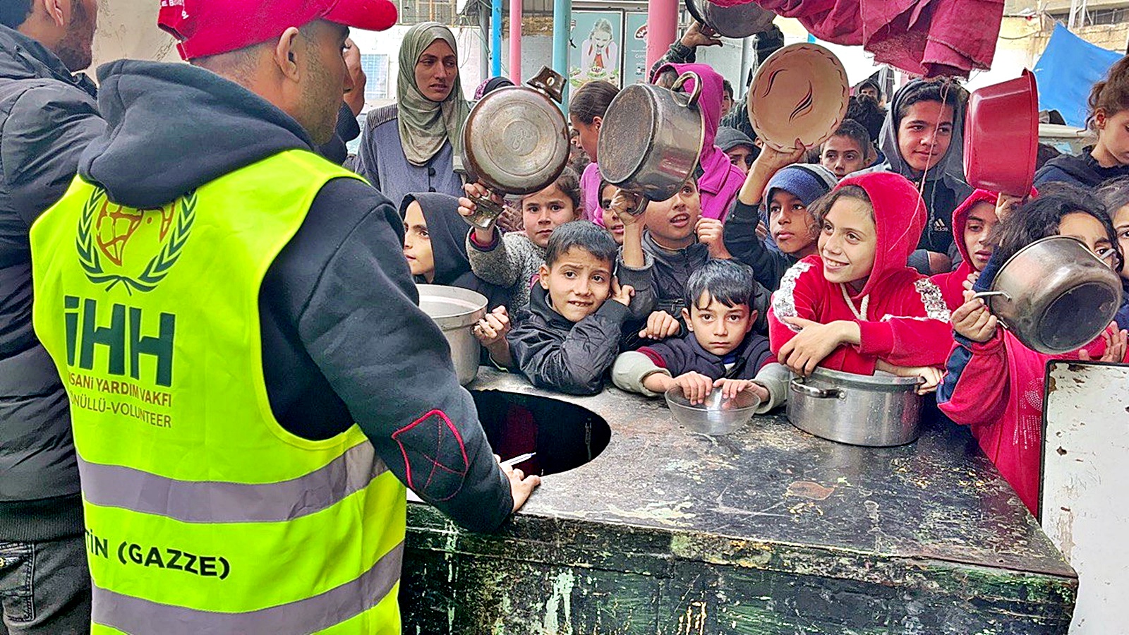 İHH, Gazze’de en çok yemek dağıtımı yapan kuruluşlardan