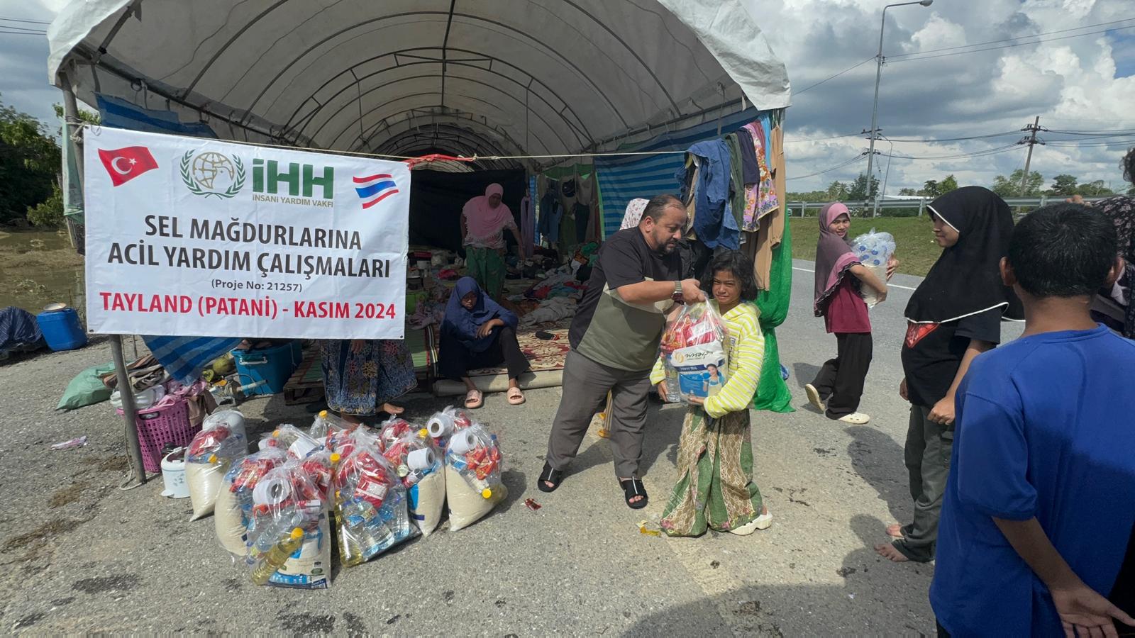 İHH'dan selden etkilenen Tayland'a insani yardım