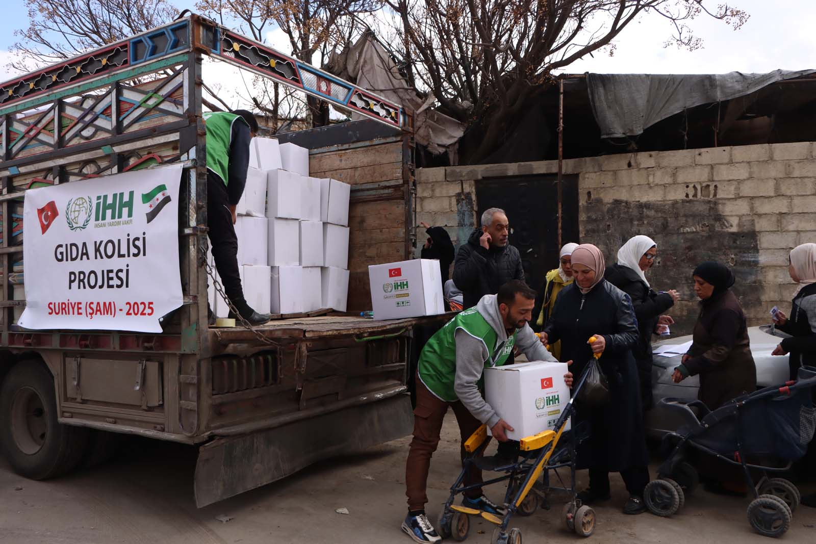 IHH delivers 3,000 food packages for Palestinian families in Syria