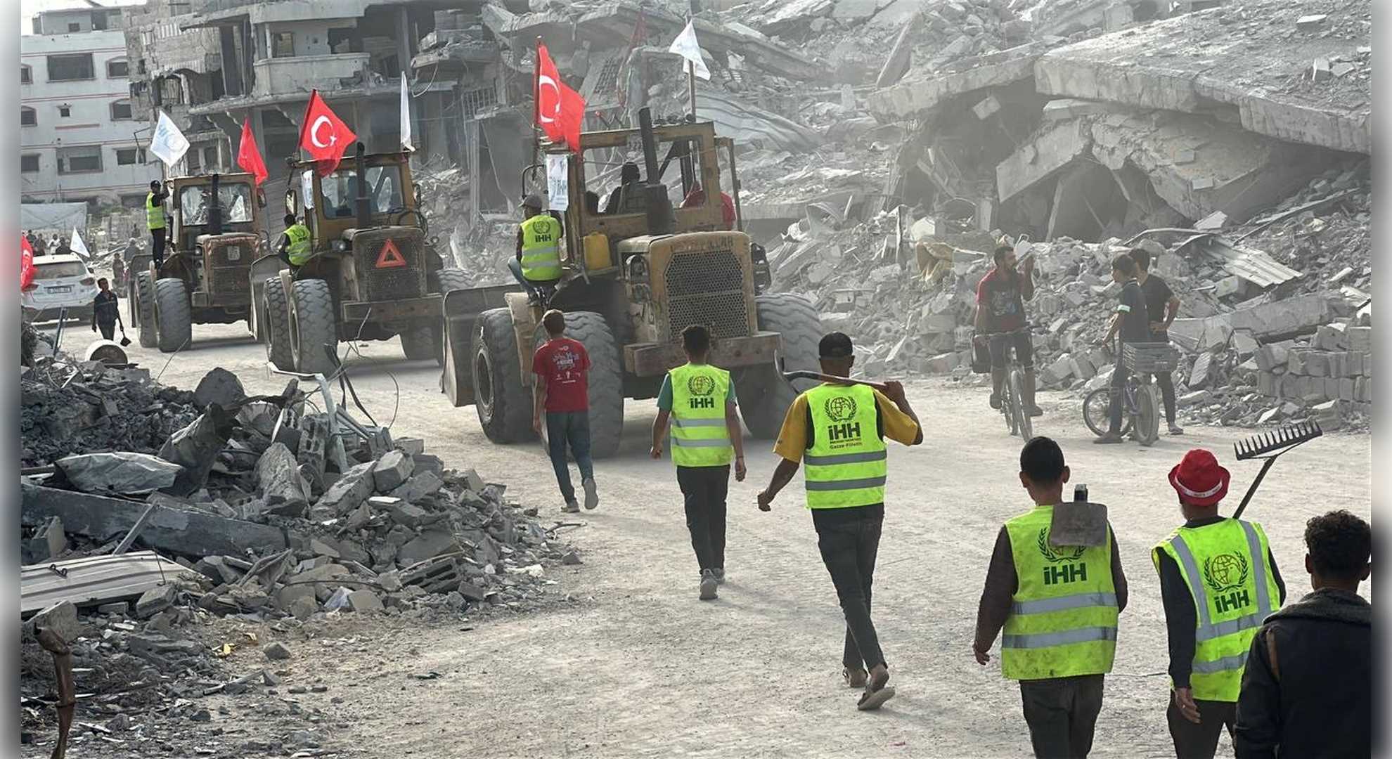 İHH, Gazze’de enkaz temizliği ve su dağıtım çalışmalarını sürdürüyor