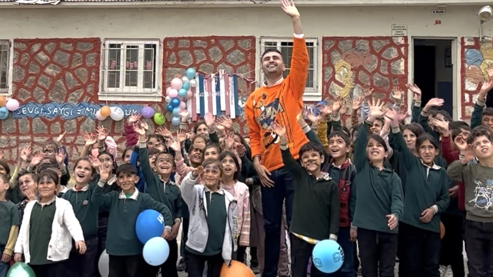 CZN Burak, Muş’ta Miniklerle Buluştu ve Hediyeler Dağıttı