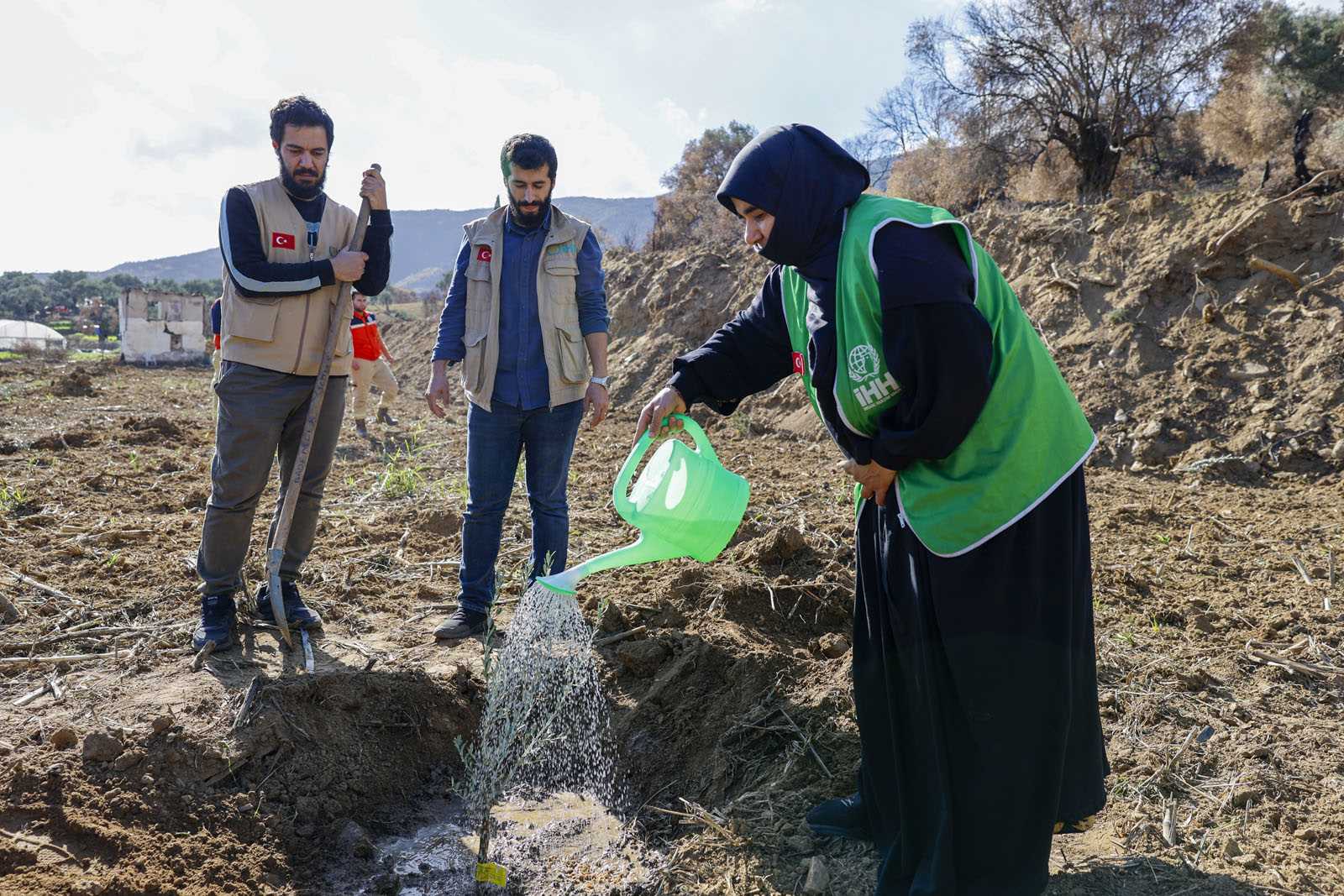 İHH’dan 3 ildeki çiftçilere 25 bin fidan desteği